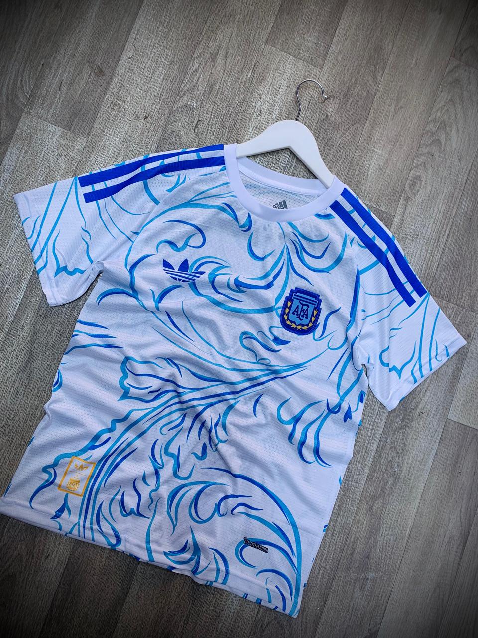 قميص الأرجنتين الأبيض بتصميم فني – إصدار خاص