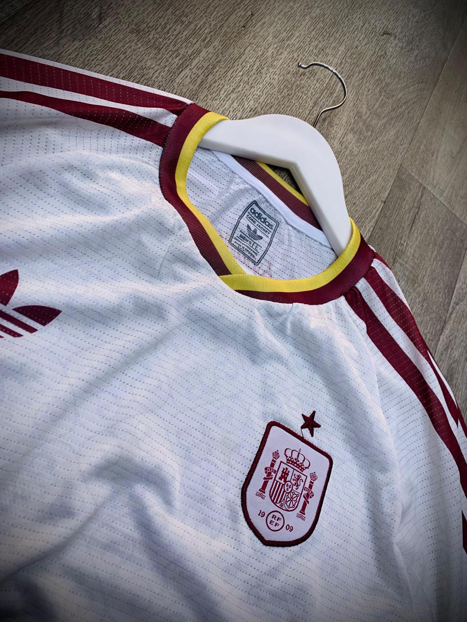 قميص إسبانيا الأبيض – تصميم كلاسيكي صورة 2