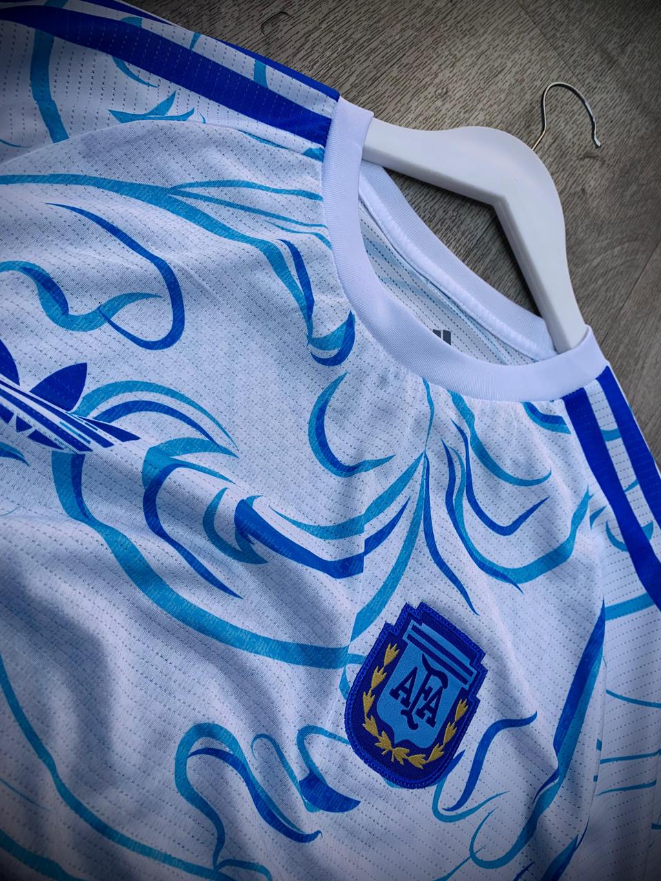 قميص الأرجنتين الأبيض بتصميم فني – إصدار خاص صورة 2