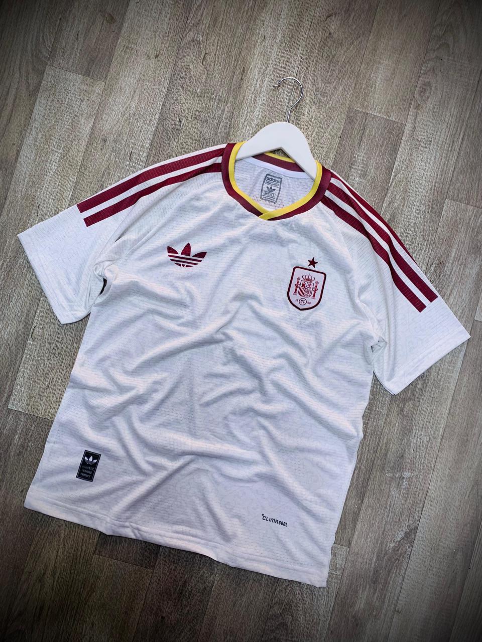 قميص إسبانيا الأبيض – تصميم كلاسيكي